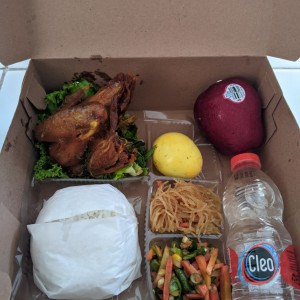 Nasi campur ayam kecap