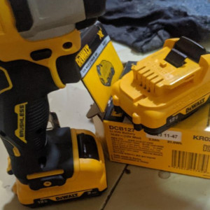 Baterai Li-Ion DCB127KR 10.8V MAX 2.0AH