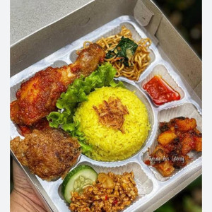 Nasi kotak kuning komplit