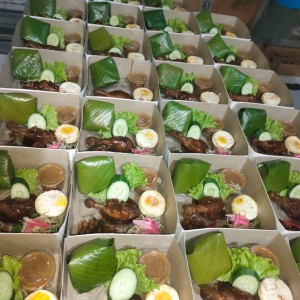 Nasi ayam negri ceplok telor orek tempe pecel kerupuk