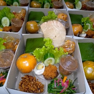 Nasi boks menu pecel daging empal