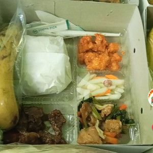 Nasi box lauk sapi lada hitam