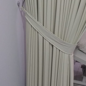 FABRIC TASSEL DAN HOLD BACK