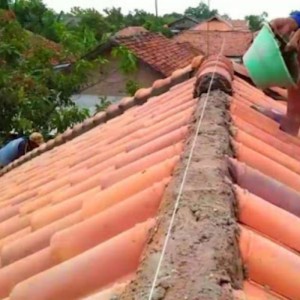 Pemasangan 1 m1 Bubung Genteng Palentong