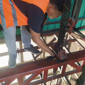 Service dan Penggantian Suku Cadang Lift Barang