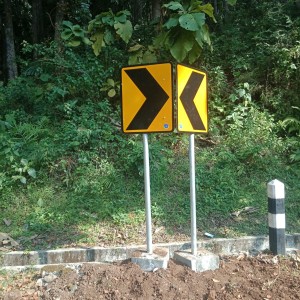 Rambu Lalu Lintas Chevron Ukuran 60 x 75 cm