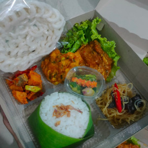 nasi kotak dan minuman botol 320 ml