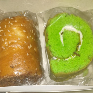 Kue Kotak ( Roti Gulung+ Roti Isi Abon+Air Mineral)