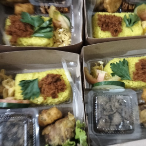 Nasi Kuning Komplit