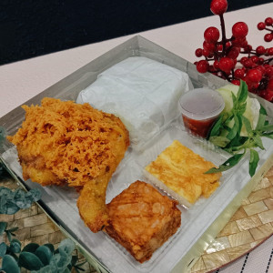 NASI AYAM GORENG KREMES URAP + MINERAL BOTOL 220ML
