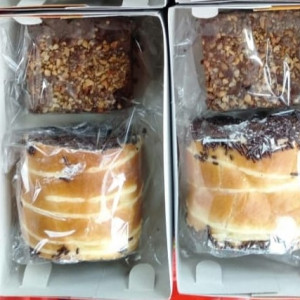 Kue Kotak  terdiri dari kue manis : 1dan kue asin : 1 + air mineral