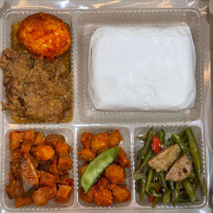 Nasi kotak komplit daging telur