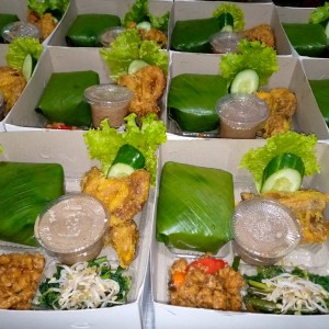 Paket nasi pecel, bebek goreng, orek tempe