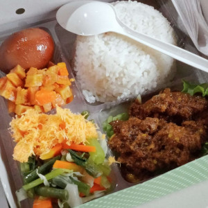Nasi Box Ayam Serundeng