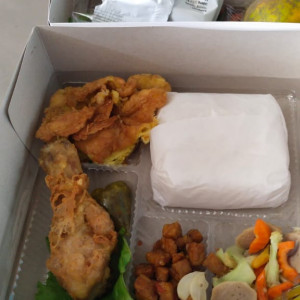 Nasi box ayam goreng