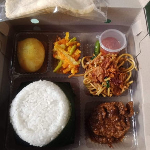 Nasi Kotak Daging Lapis