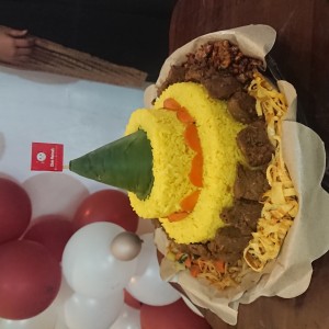 tumpeng nasi kuning, nasi goreng, urap, dll