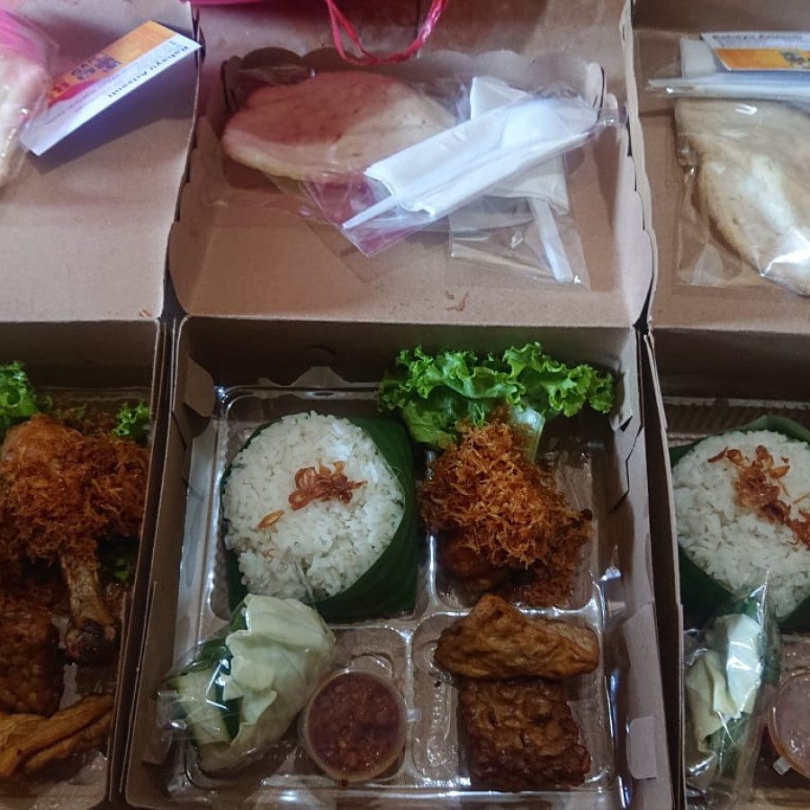 Nasi ayam serundeng