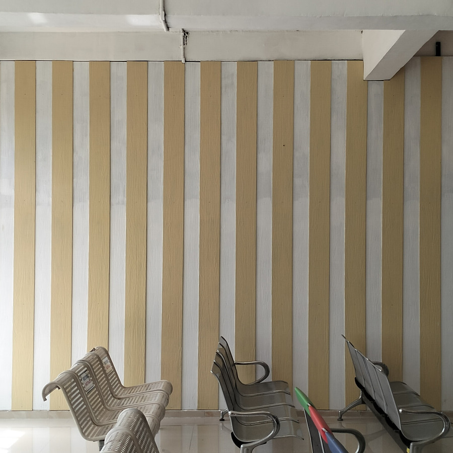 Pasang partisi penutup woodplank motif kayu per m2