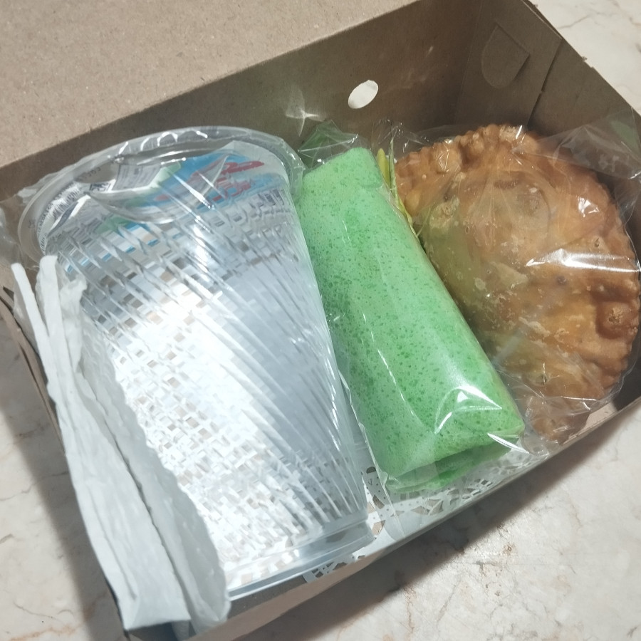 Paket 1 dus isi 2 kue + air mineral