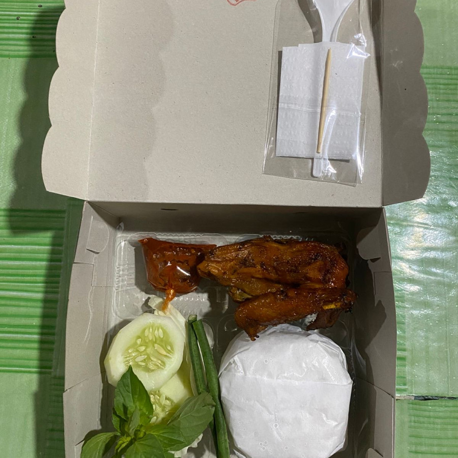 Nasi ayam goreng kremes/ bakar - depan