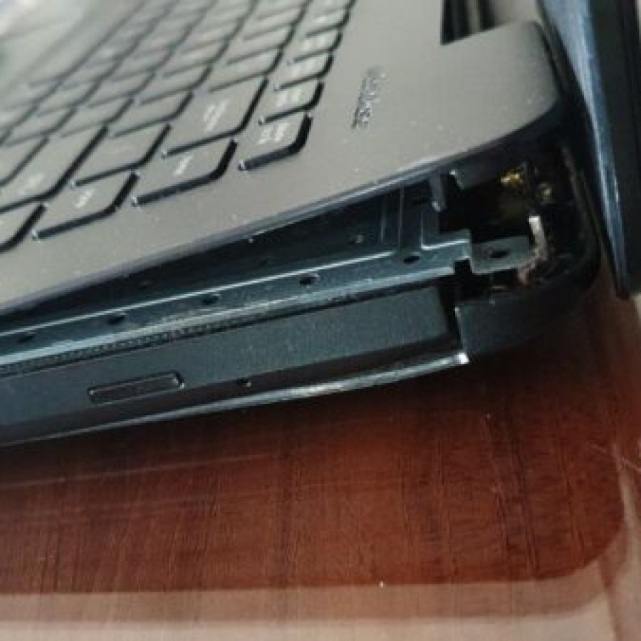 Perbaikan Engsel Laptop