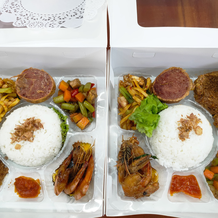 Paket Nasi Kotak dan Kue kotak 67.000 by Lumintu catering - depan