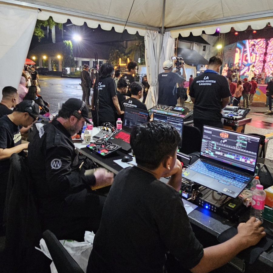 Tim penyelenggara Acara hiburan - samping