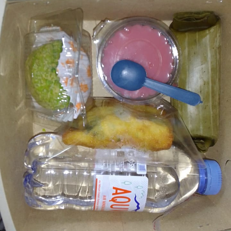 Snack / camilan dus + air mineral - utama