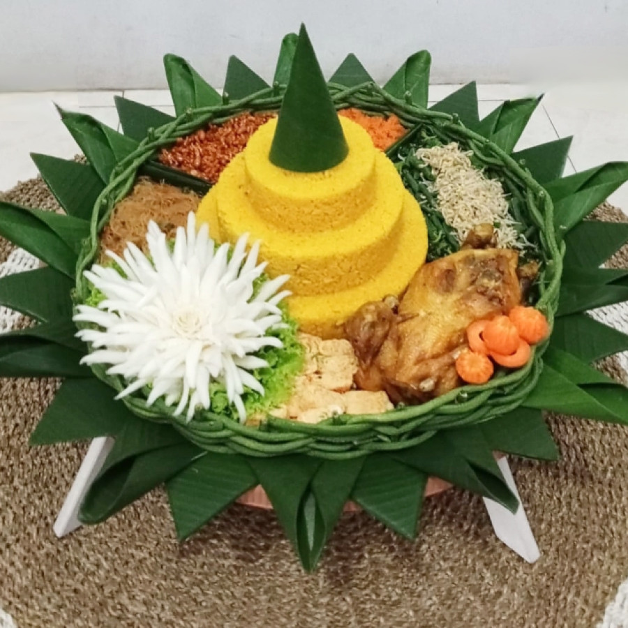 Tumpeng nasi kuning