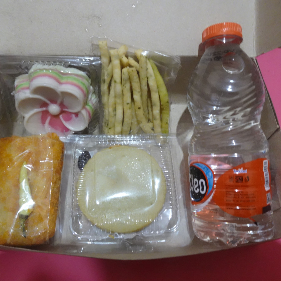Snack Kotak Yaya Berkah Empat Macam dan Air Mineral - samping