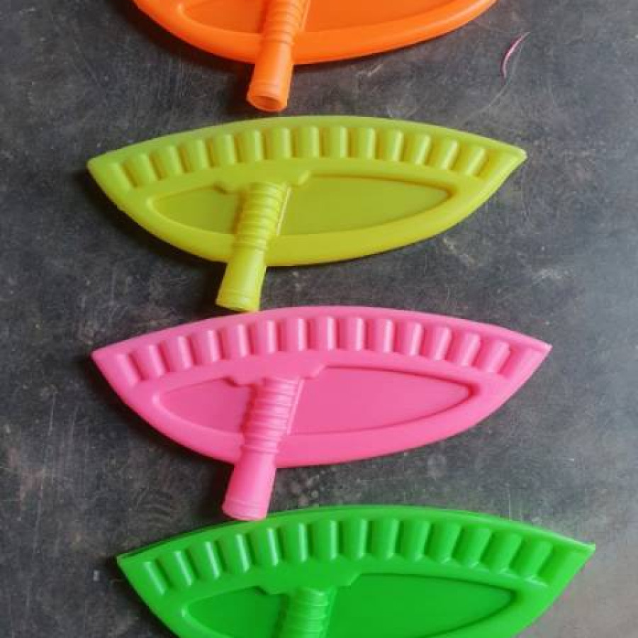 Lakop Sapu lantai terbuat dari plastik - depan