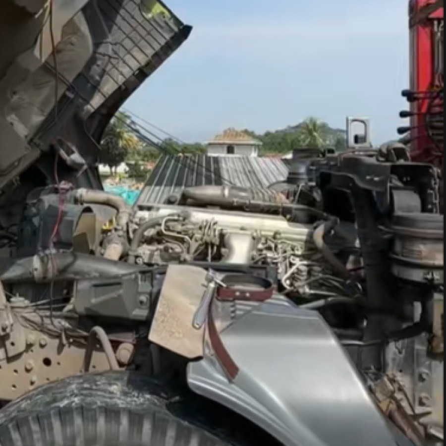 Servis Hino Self Loader Truck