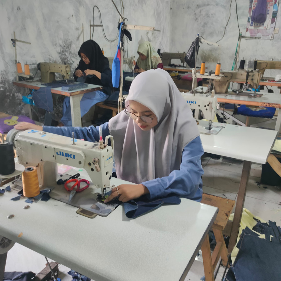 PAKET PELATIHAN MENJAHIT OPERATOR GARMENT - depan