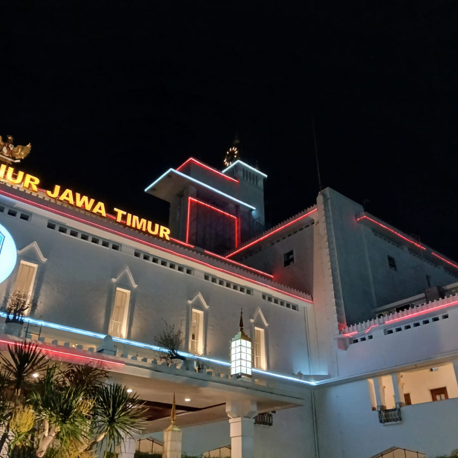 Pemeliharaan dekorasi lampu hias gedung kantor bangunan - depan