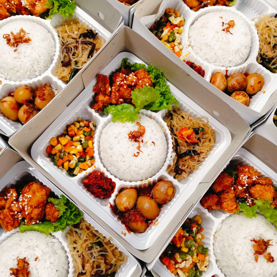 Nasii Ayam goreng mentega Balado telur puyuh Orak Arik Oseng soon Krupuk