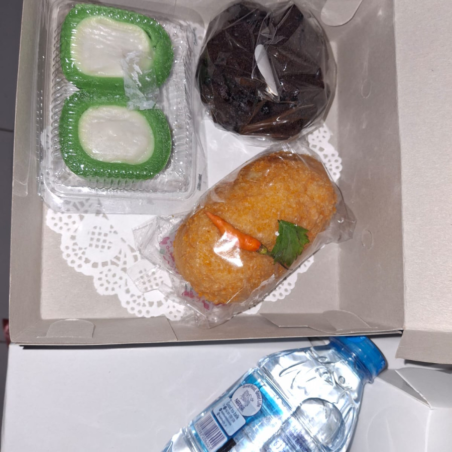 Brownies, risol mayo, nona manis