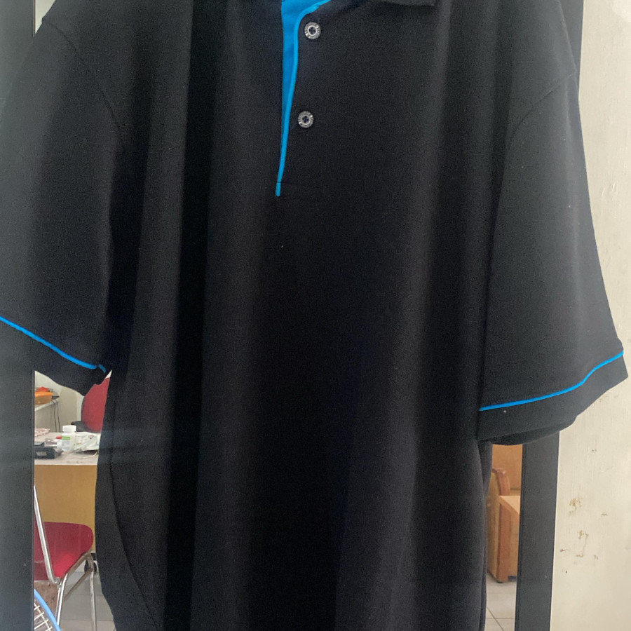 Kaos berkerah pendek - depan