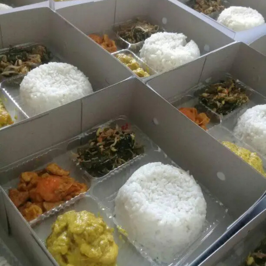 Nasi box sekali makan dengan aneka lauk pendamping