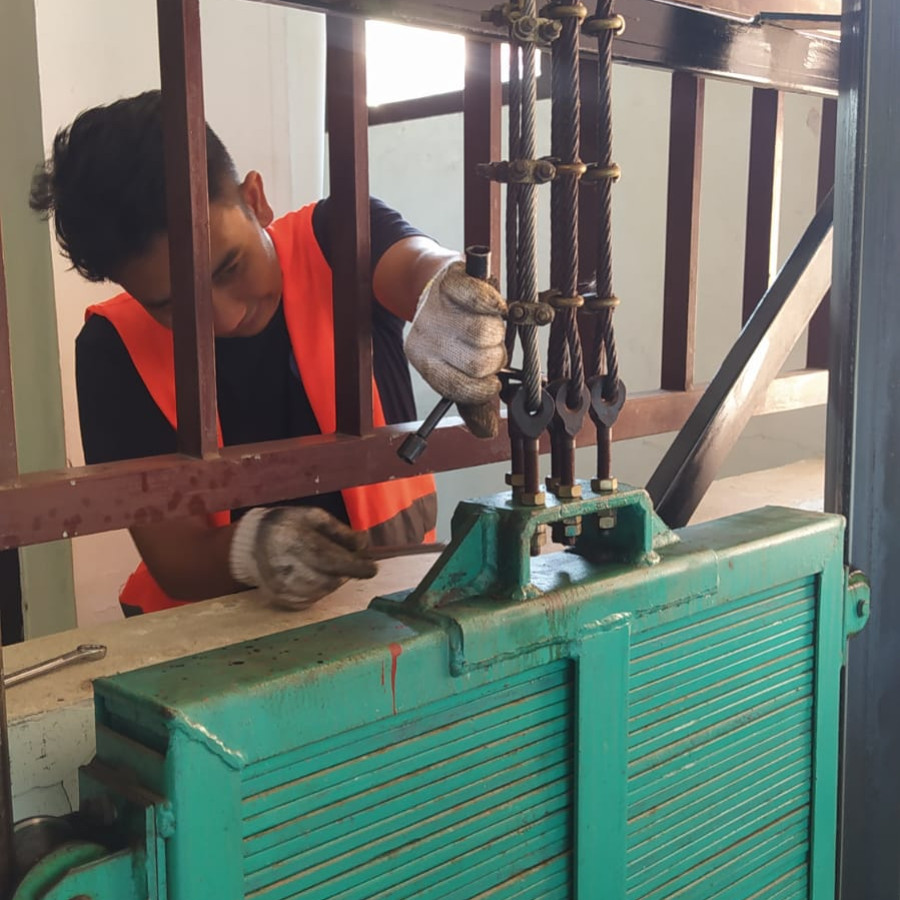 Service Lift Barang - depan