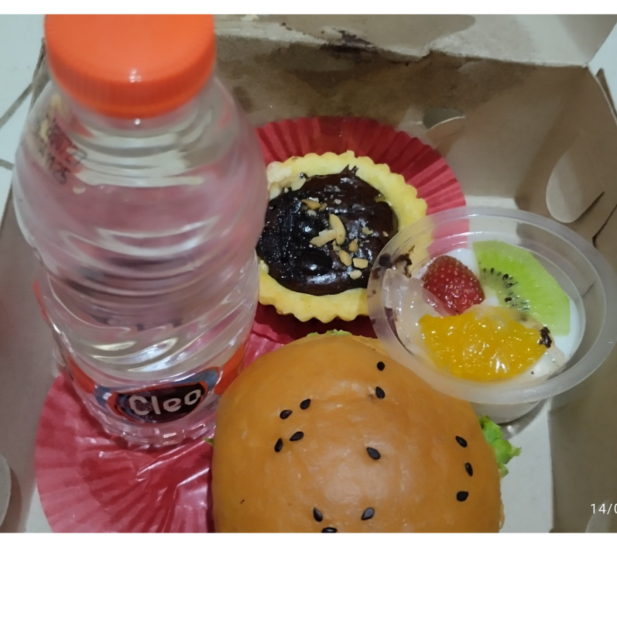 Snack Kotak Tiga Macam dan Air Mineral Botol 350 ml - detail