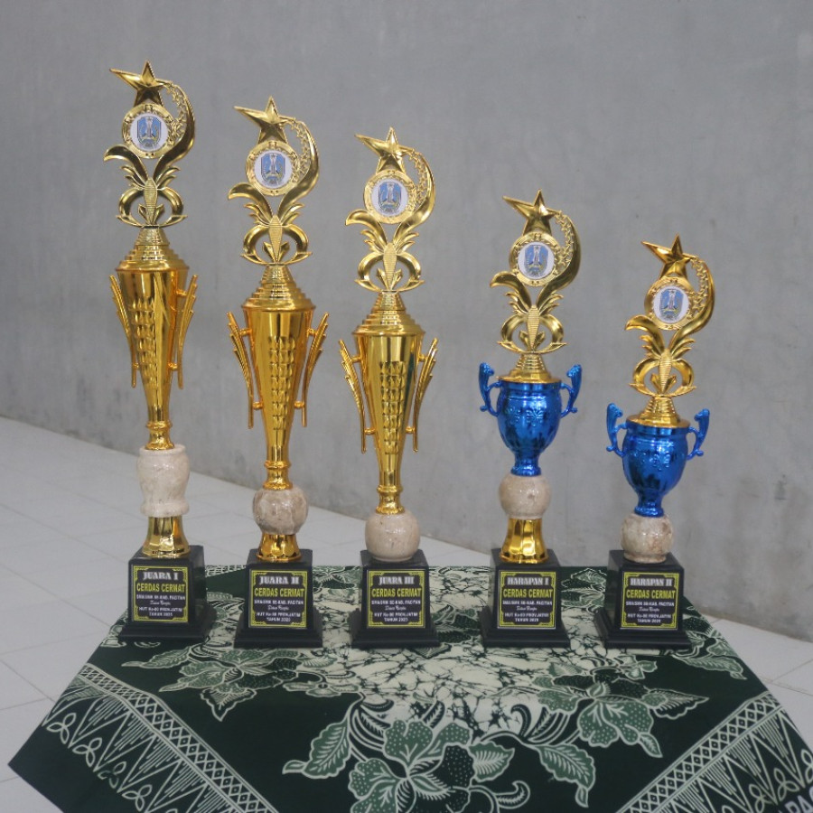 Piala Plastik 1 Kaki Tinggi 50cm
