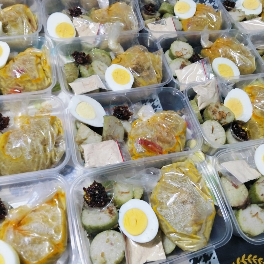 Lontong sayur ayam tahu