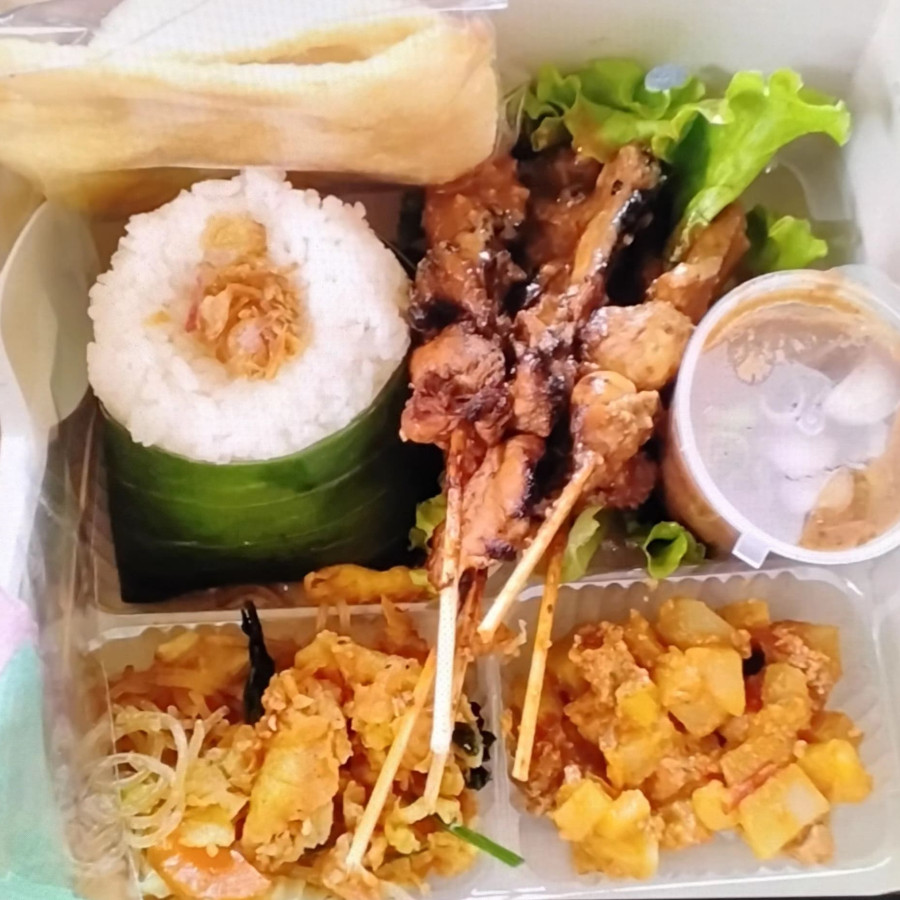 Nasi boks rames sate