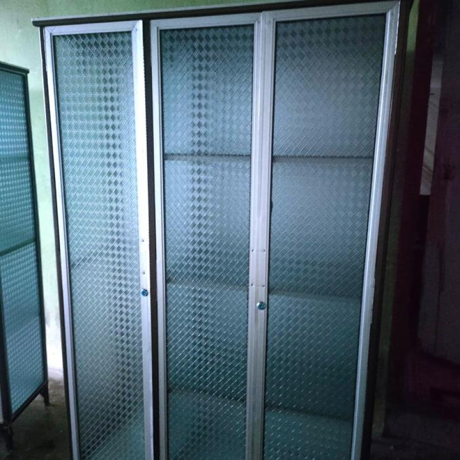 Lemari Etalase Bahan Aluminium dan kaca - detail
