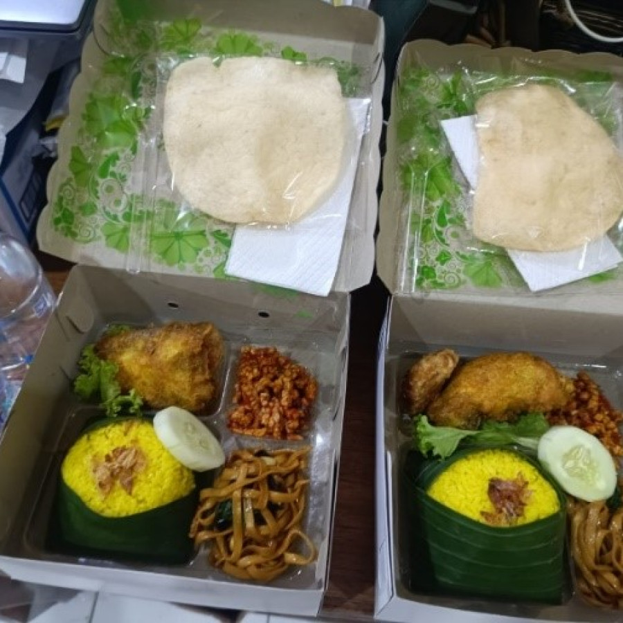 Nasi Kotak dan air alam botol Nasi kuning, mie goreng, kering tempe, ayam goreng, perkedel, selada, timun, kerupuk