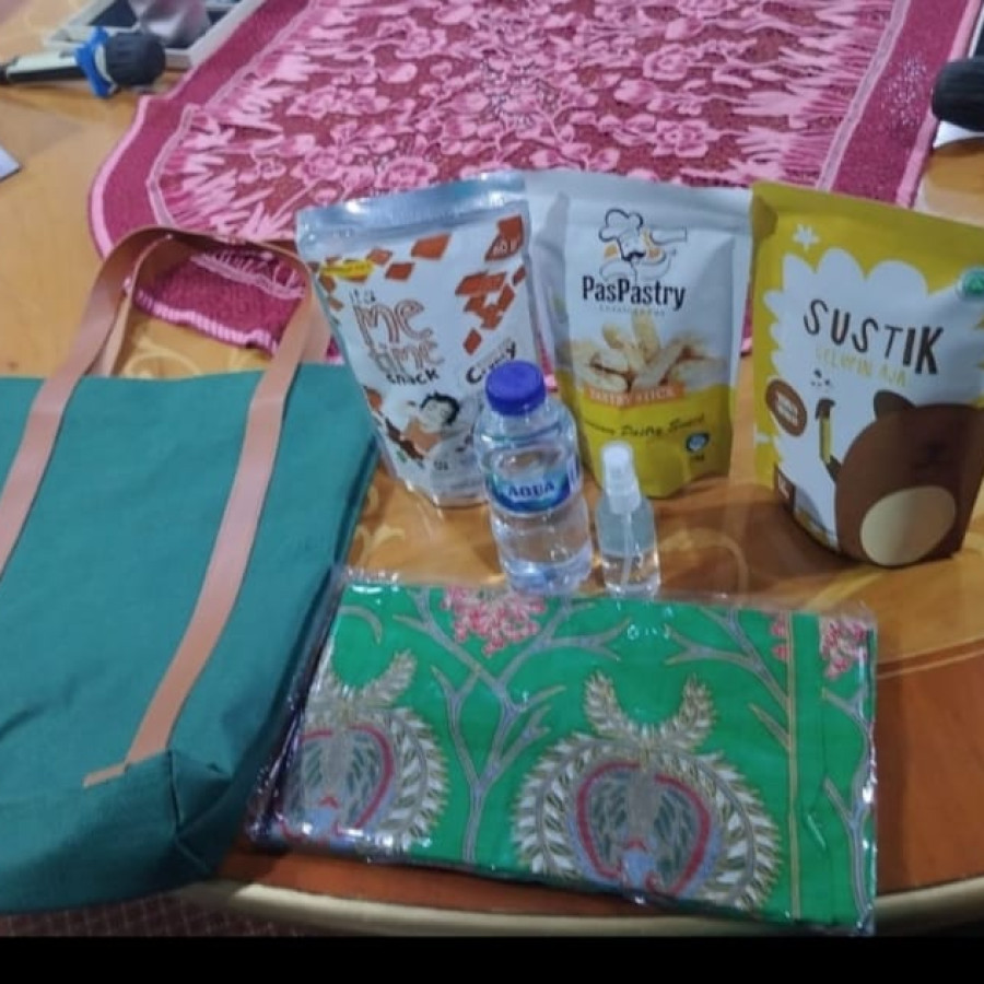 Tas Souvenir dan isinya
