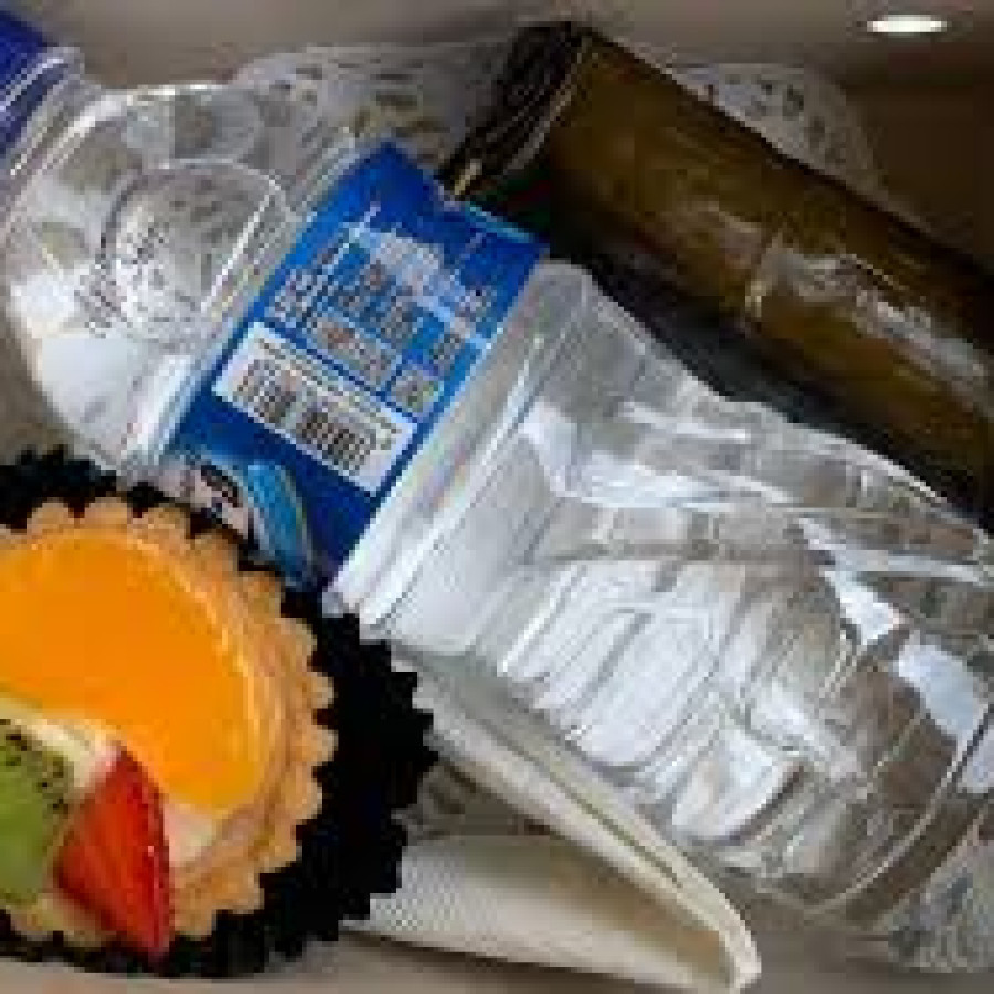 Snack isi 2 macam + Air mineral 220 ml