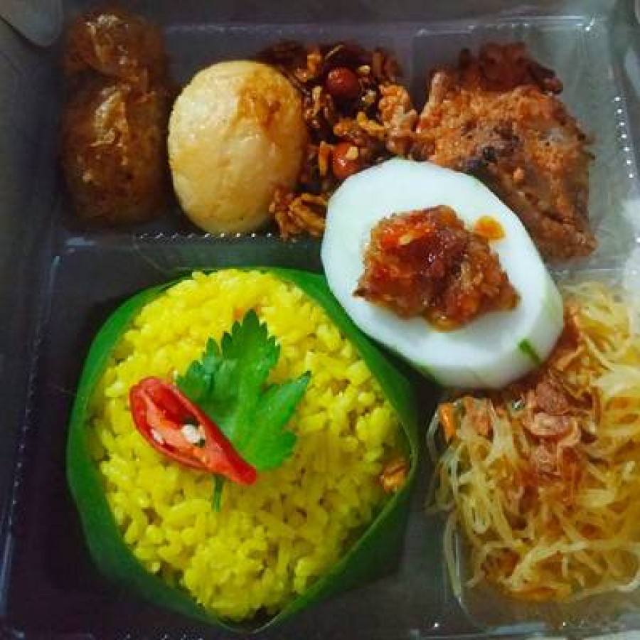 Nasi Kuning Komplit