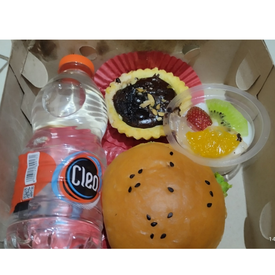 Snack Kotak Tiga Macam dan Air Mineral Botol 350 ml - utama